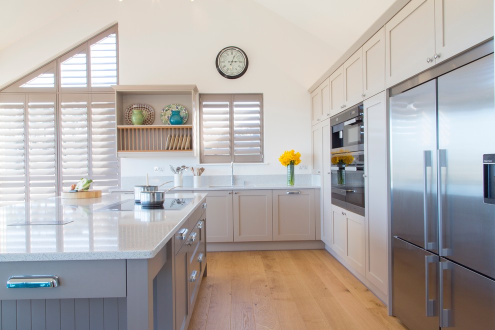 Стильный дизайн: кухня в морском стиле с фасадами в стиле шейкер, серыми фасадами и столешницей из кварцита - последний тренд