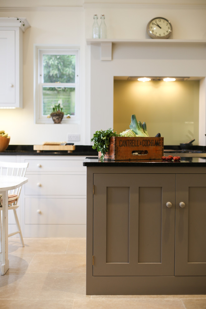 Esempio di una cucina contemporanea di medie dimensioni con ante in stile shaker, ante bianche e top in granito