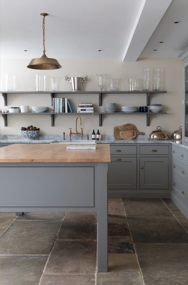 Kitchen - mid-sized transitional kitchen idea in Oxfordshire