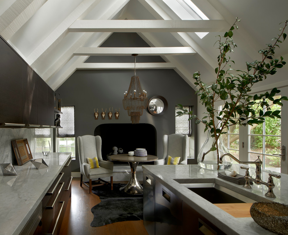 Moderne Wohnküche mit braunem Holzboden, Kücheninsel und dunklen Holzschränken in Chicago