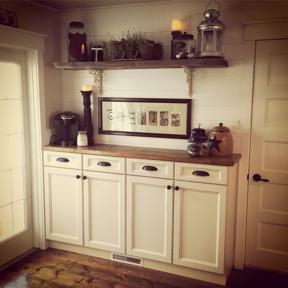 Idées déco pour une petite cuisine ouverte linéaire campagne en bois vieilli avec un placard avec porte à panneau encastré, un plan de travail en bois, une crédence blanche, une crédence en bois, parquet foncé et un sol marron.