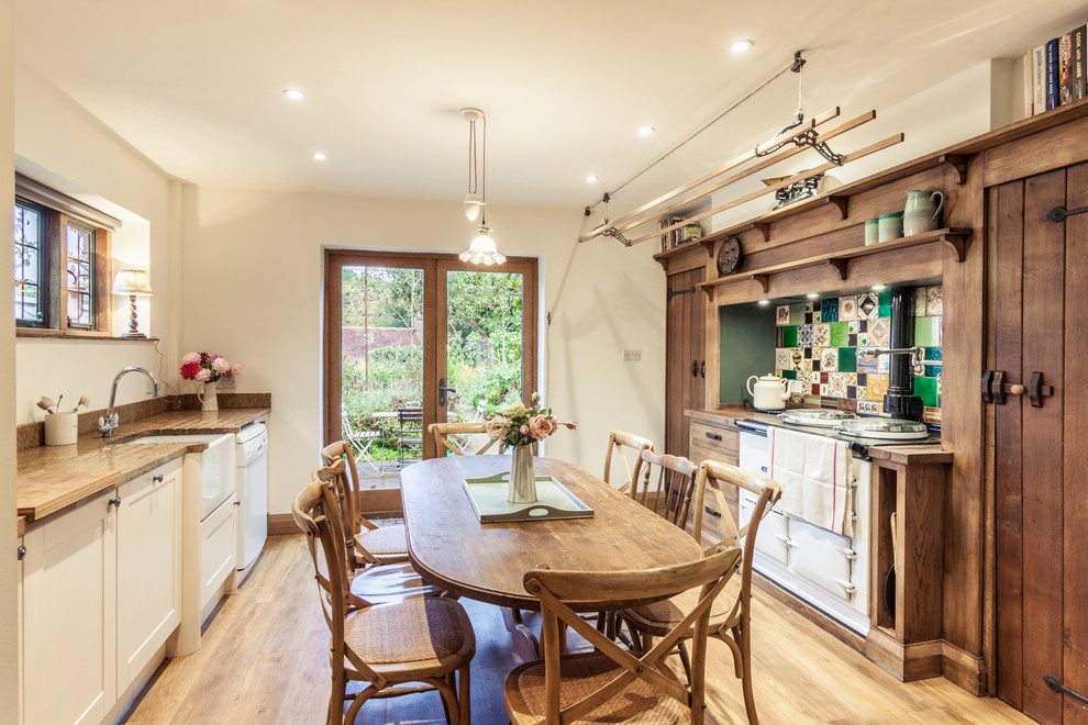 Inspiration for a country kitchen remodel in Hertfordshire