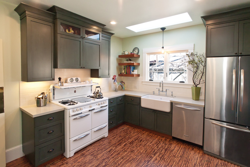 Klassische Küche mit Küchengeräten aus Edelstahl und Landhausspüle in San Francisco