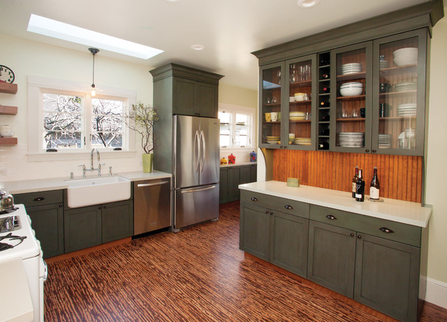 Cottage Green Kitchen with Hutch Klassisch Kuche San Francisco von Paragon Kitchen Bath Studio Houzz