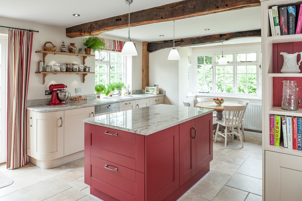 Inspiration pour une grande cuisine américaine encastrable rustique avec un évier 2 bacs, des portes de placard rouges, un plan de travail en granite, un sol en carrelage de porcelaine, îlot et fenêtre au-dessus de l'évier.