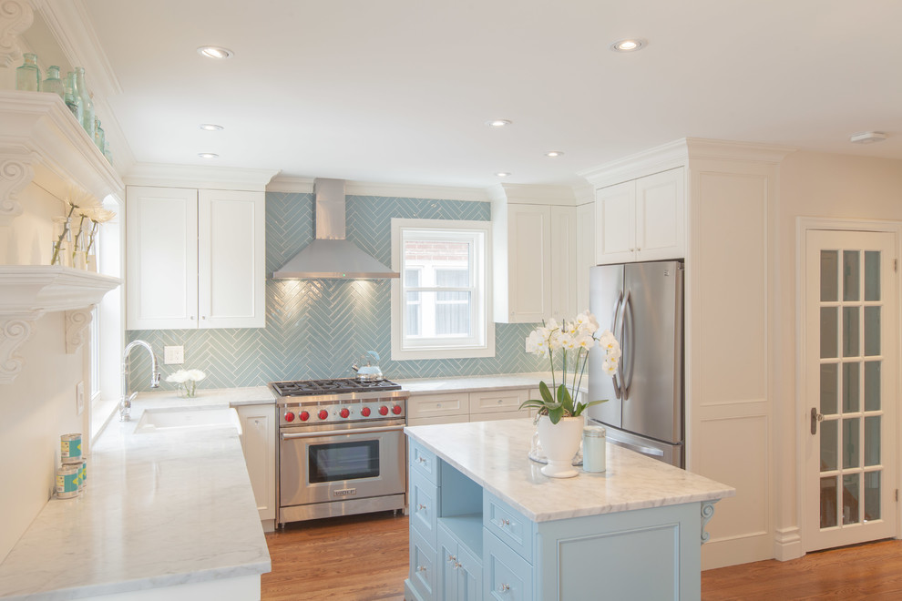 トロントにあるシャビーシック調のおしゃれなキッチン (エプロンフロントシンク、青いキッチンパネル、ガラスタイルのキッチンパネル、シルバーの調理設備、淡色無垢フローリング) の写真
