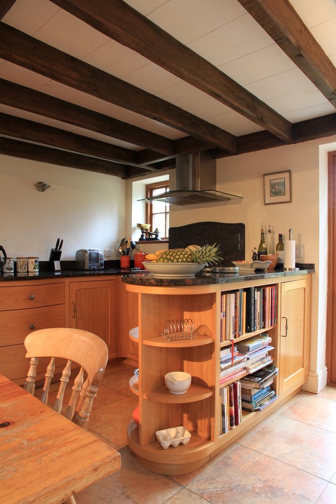Foto på ett avskilt, mellanstort rustikt linjärt kök, med en dubbel diskho, släta luckor, skåp i ljust trä, granitbänkskiva, flerfärgad stänkskydd, stänkskydd i sten, svarta vitvaror, klinkergolv i keramik och en köksö
