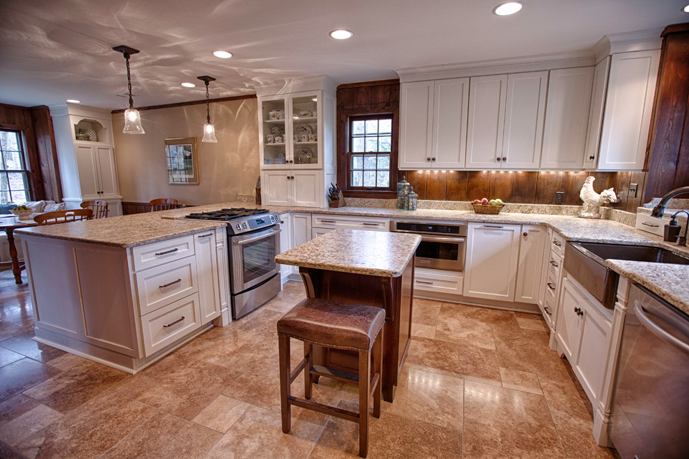 Exempel på ett stort lantligt kök, med en rustik diskho, skåp i shakerstil, vita skåp, granitbänkskiva, rostfria vitvaror, klinkergolv i porslin och en köksö