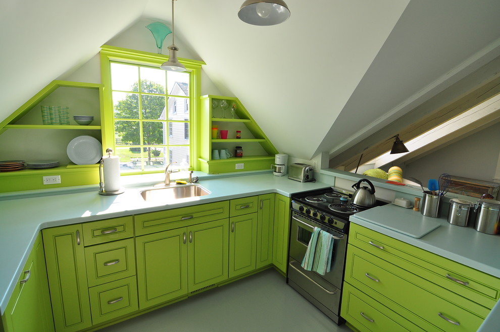ボルチモアにある小さなエクレクティックスタイルのおしゃれなキッチン (ドロップインシンク、落し込みパネル扉のキャビネット、緑のキャビネット、緑のキッチンパネル、シルバーの調理設備、アイランドなし) の写真