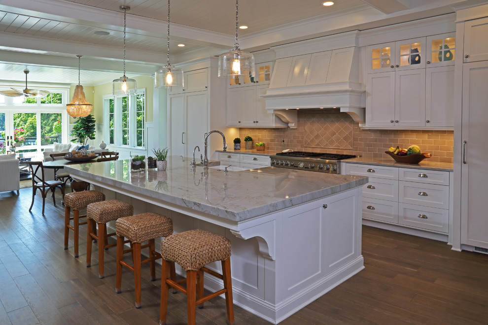 Exempel på ett stort modernt grå grått kök, med en rustik diskho, skåp i shakerstil, vita skåp, granitbänkskiva, beige stänkskydd, stänkskydd i keramik, rostfria vitvaror, ljust trägolv och en köksö