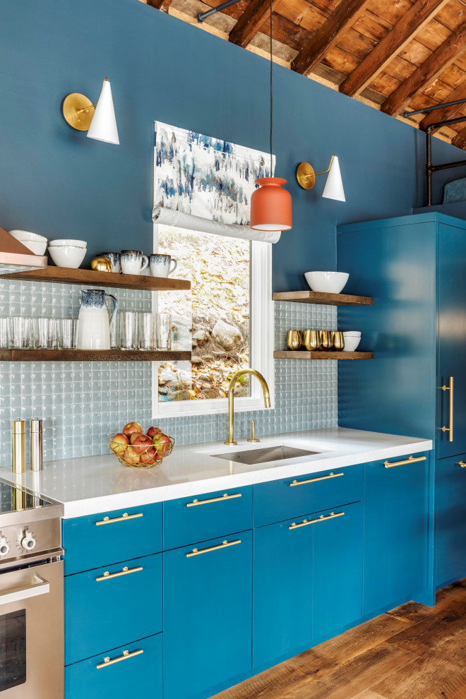 Kleine Landhaus Wohnküche mit flächenbündigen Schrankfronten, Quarzwerkstein-Arbeitsplatte, Küchenrückwand in Blau, Rückwand aus Keramikfliesen, weißer Arbeitsplatte und freigelegten Dachbalken in Boston