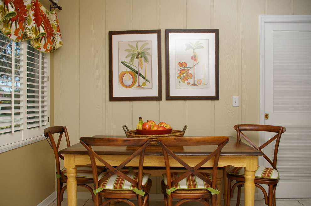 Foto på ett litet tropiskt kök med matplats, med klinkergolv i keramik