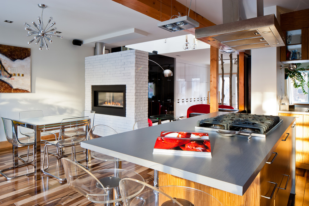 Свежая идея для дизайна: кухня в современном стиле с обеденным столом, плоскими фасадами и фасадами цвета дерева среднего тона - отличное фото интерьера