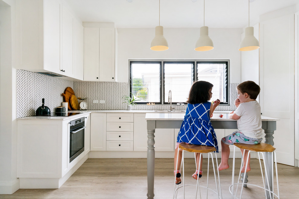 Kitchen - transitional kitchen idea in Sydney