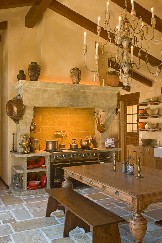 Cette photo montre une cuisine méditerranéenne en bois brun avec un électroménager noir.