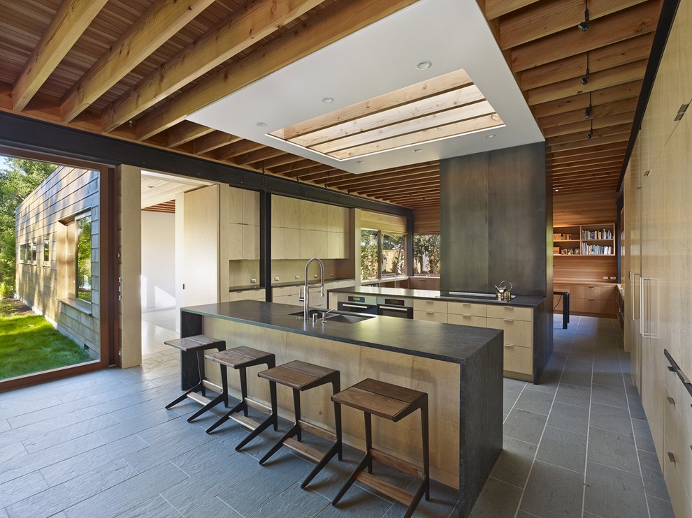 Источник вдохновения для домашнего уюта: кухня в стиле модернизм с плоскими фасадами, светлыми деревянными фасадами, двумя и более островами и двойной мойкой