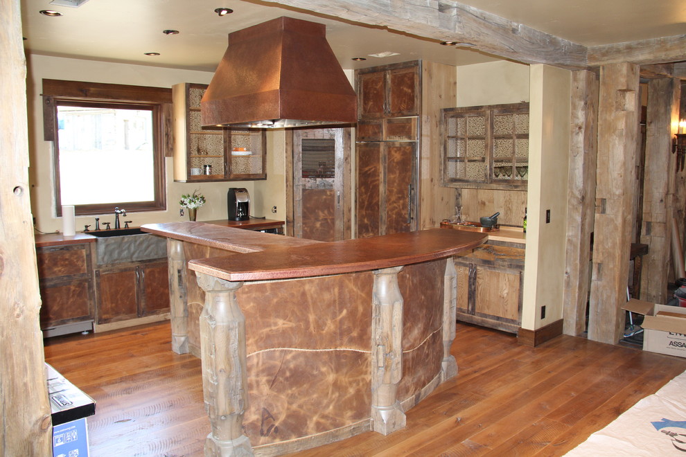 Inredning av ett rustikt stort kök, med skåp i shakerstil, skåp i slitet trä, bänkskiva i akrylsten, brunt stänkskydd, färgglada vitvaror, mellanmörkt trägolv, en köksö och brunt golv