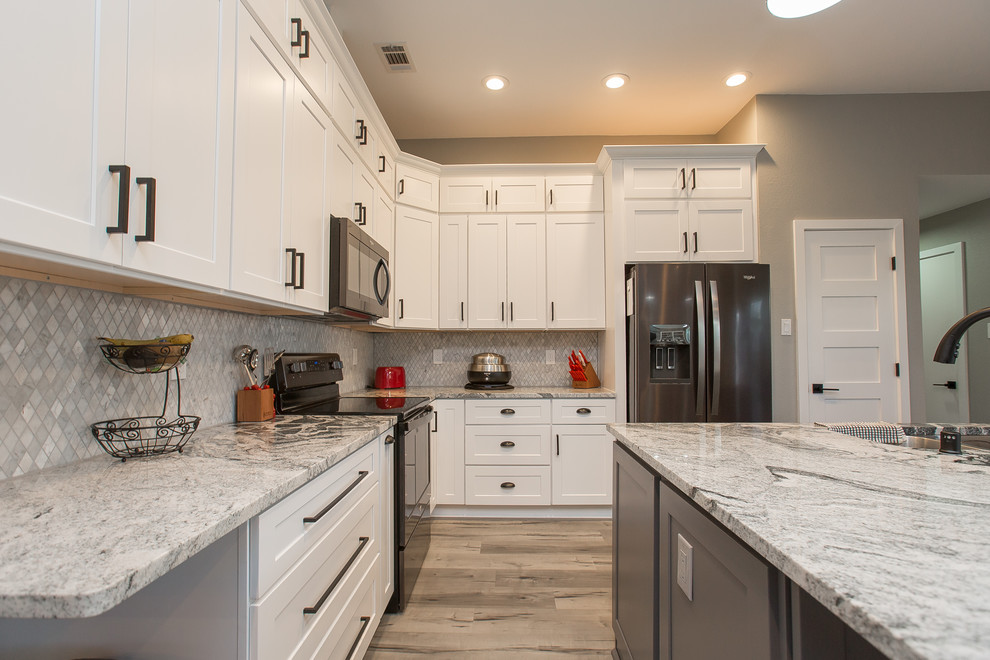 Idéer för ett mellanstort modernt flerfärgad kök, med en dubbel diskho, skåp i shakerstil, vita skåp, bänkskiva i kvartsit, grått stänkskydd, stänkskydd i marmor, rostfria vitvaror, klinkergolv i porslin, en köksö och grått golv