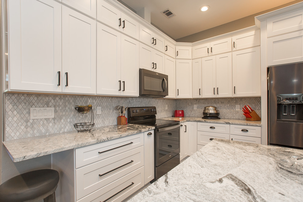 Foto på ett mellanstort funkis flerfärgad kök, med en dubbel diskho, skåp i shakerstil, vita skåp, bänkskiva i kvartsit, grått stänkskydd, stänkskydd i marmor, rostfria vitvaror, klinkergolv i porslin, en köksö och grått golv
