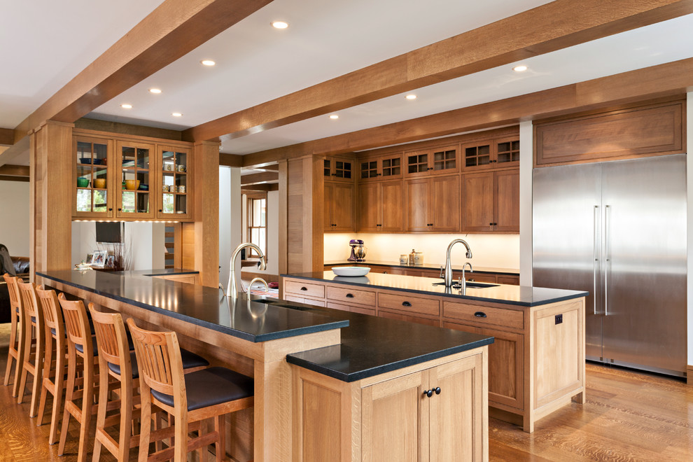 Urige Küche in U-Form mit Unterbauwaschbecken, Schrankfronten im Shaker-Stil, hellbraunen Holzschränken, Küchengeräten aus Edelstahl, braunem Holzboden und zwei Kücheninseln in Boston