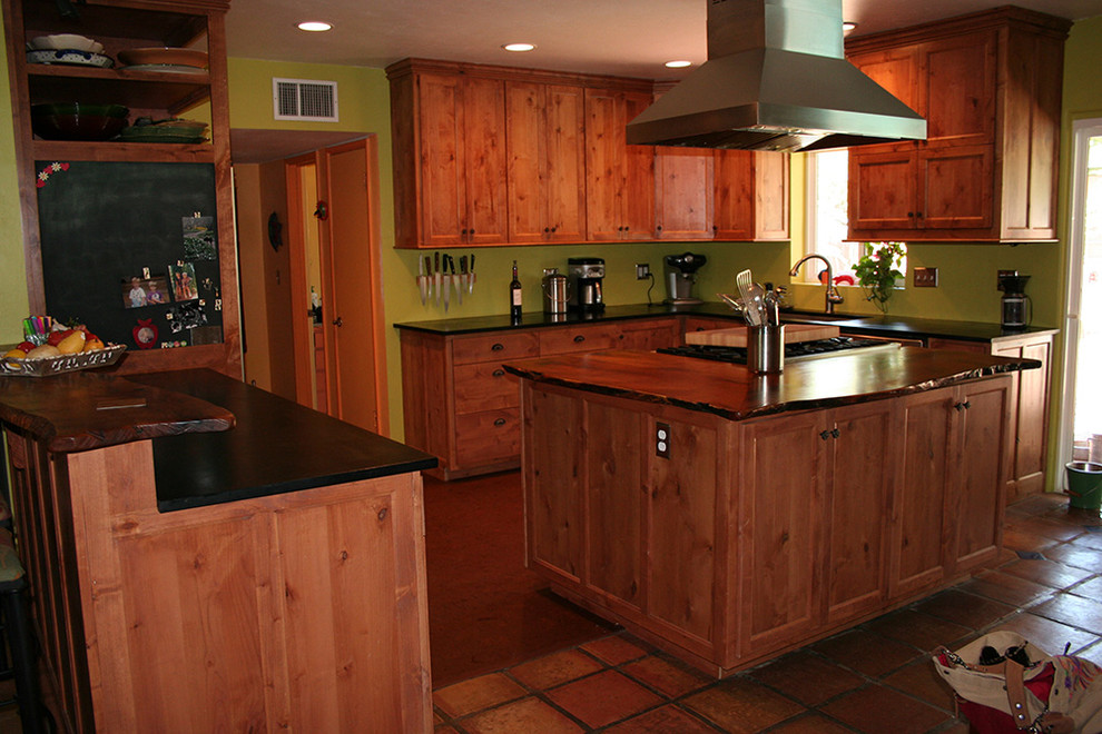 Foto di una cucina classica di medie dimensioni con ante in stile shaker, ante in legno scuro, top in legno e pavimento in terracotta