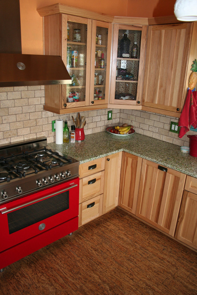 Foto på ett mellanstort amerikanskt l-kök, med en nedsänkt diskho, luckor med glaspanel, skåp i ljust trä, bänkskiva i återvunnet glas, beige stänkskydd, stänkskydd i kalk, färgglada vitvaror och mörkt trägolv