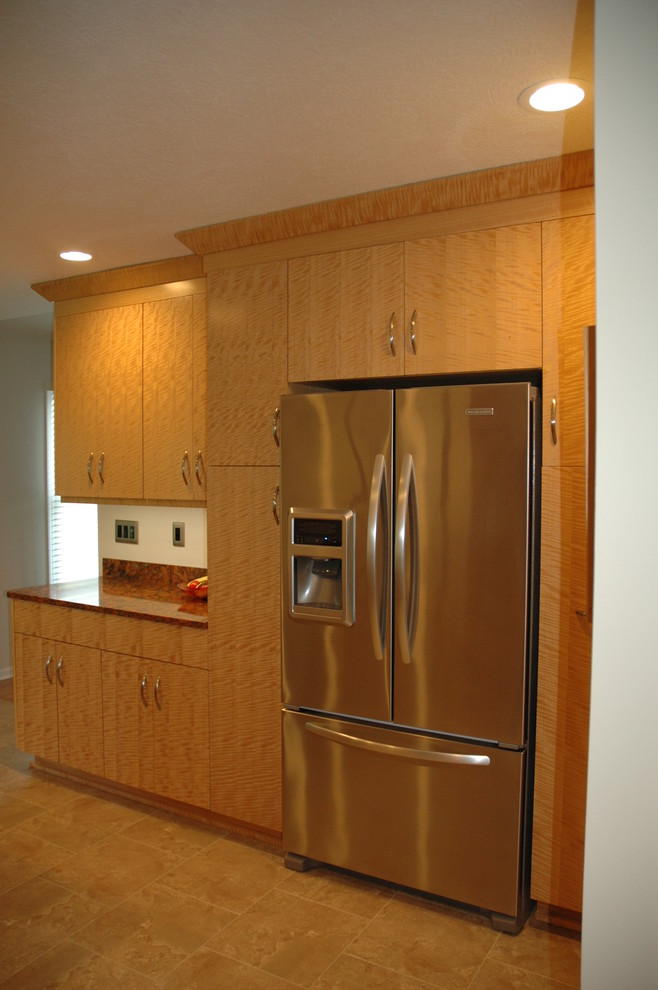 Bild på ett mellanstort funkis kök, med en undermonterad diskho, släta luckor, skåp i ljust trä, bänkskiva i kvarts, flerfärgad stänkskydd, rostfria vitvaror och en halv köksö