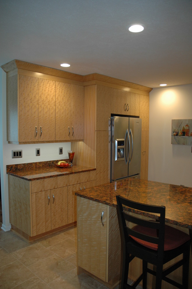 Mid-sized trendy l-shaped eat-in kitchen photo in Other with an undermount sink, flat-panel cabinets, light wood cabinets, quartz countertops, multicolored backsplash, stainless steel appliances and a peninsula
