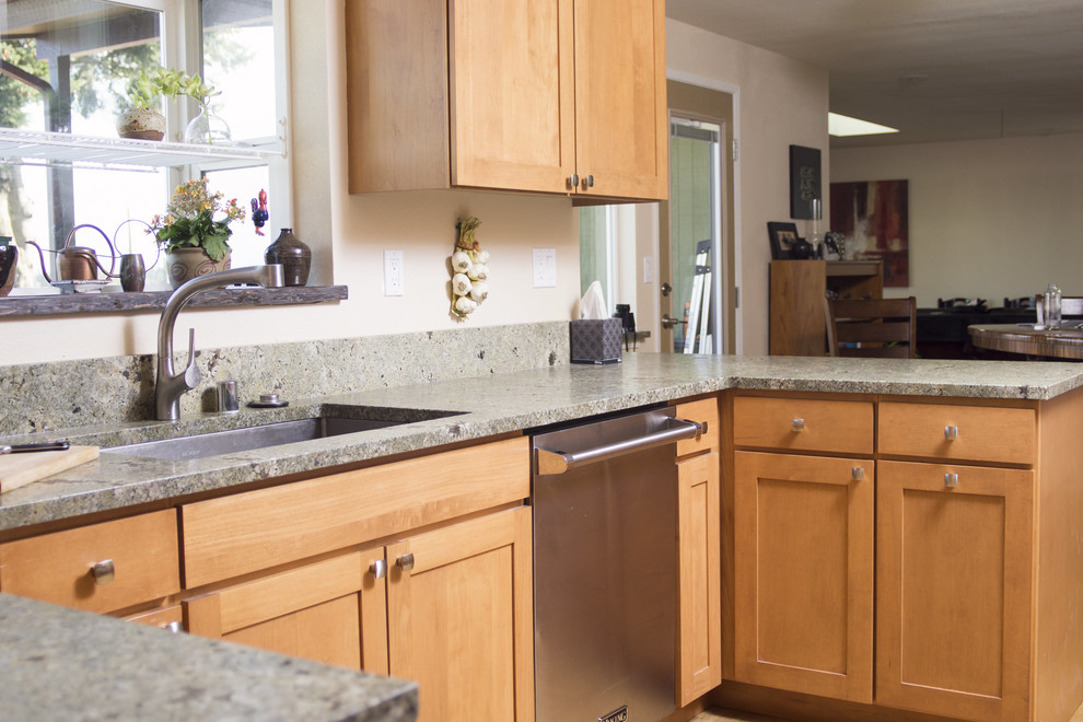 Bild på ett stort funkis kök, med en undermonterad diskho, skåp i shakerstil, skåp i ljust trä, granitbänkskiva, flerfärgad stänkskydd, stänkskydd i sten, rostfria vitvaror och mellanmörkt trägolv
