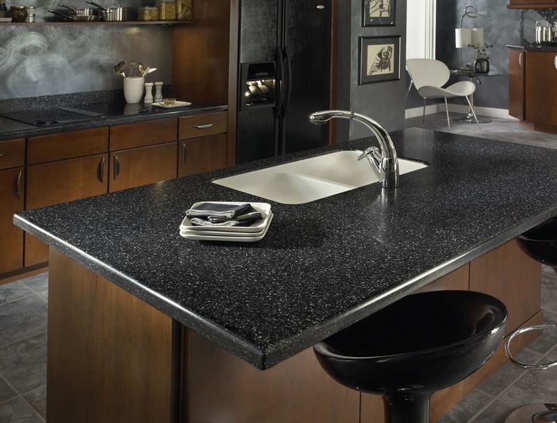 Esempio di una piccola cucina con lavello a doppia vasca, ante lisce, ante in legno chiaro, top in granito, paraspruzzi con piastrelle di metallo, elettrodomestici neri e pavimento con piastrelle in ceramica