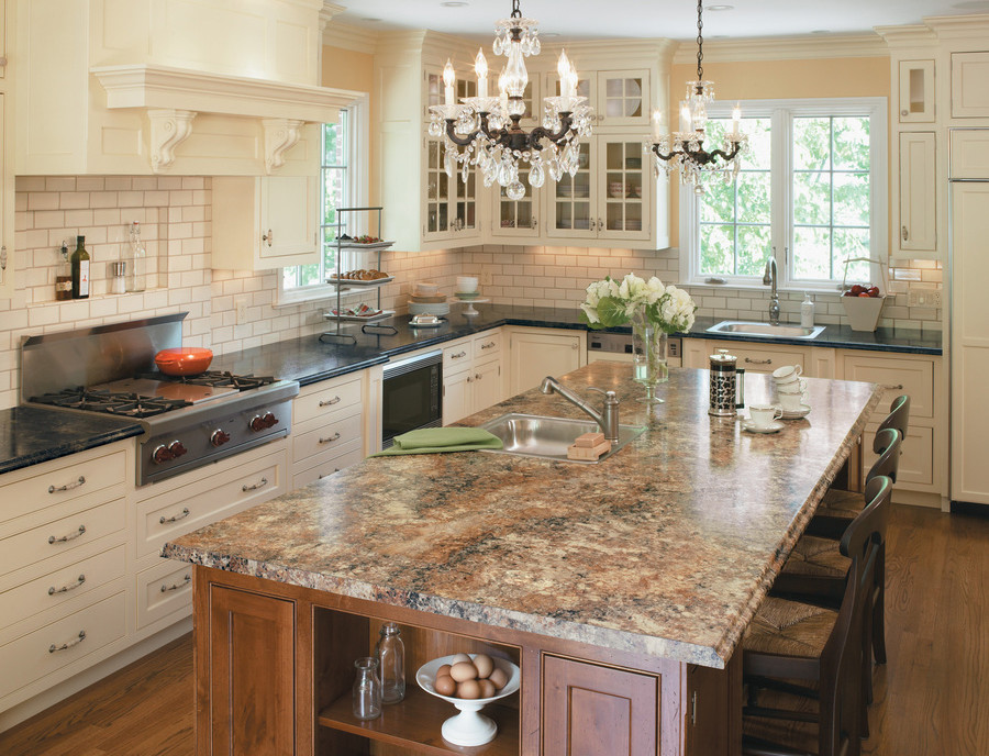 Foto di una cucina chic di medie dimensioni con ante lisce, ante bianche, top in laminato, paraspruzzi bianco, paraspruzzi con piastrelle a mosaico e elettrodomestici in acciaio inossidabile