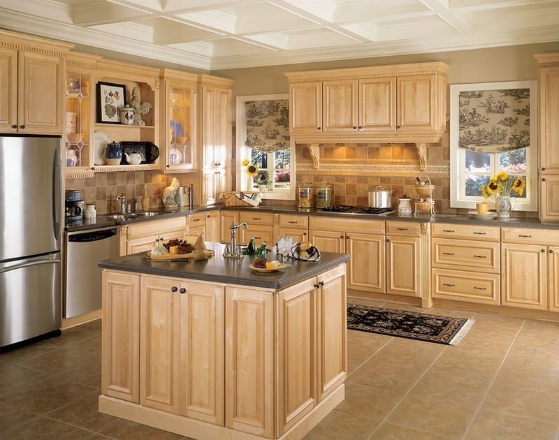 Inredning av ett avskilt, mellanstort l-kök, med luckor med infälld panel, beige skåp, bänkskiva i kvartsit, flerfärgad stänkskydd, stänkskydd i keramik, klinkergolv i keramik och en köksö