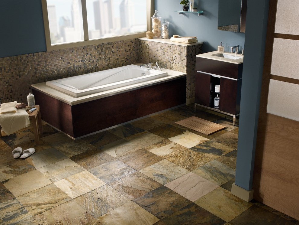 Inredning av ett mellanstort en-suite badrum, med ett platsbyggt badkar, flerfärgad kakel, bruna väggar, skiffergolv och ett nedsänkt handfat