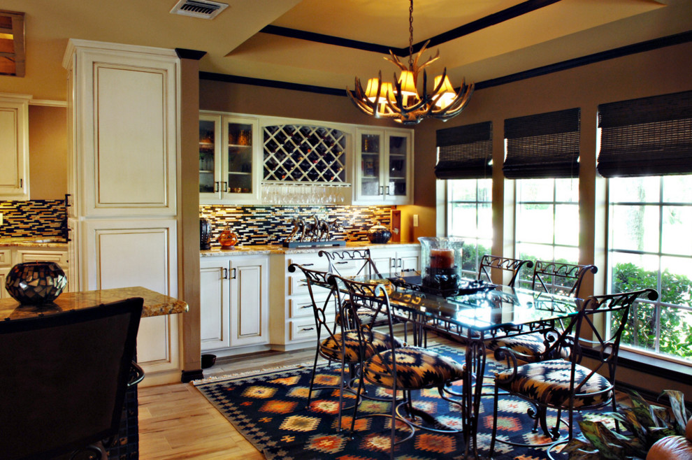 Bild på ett stort amerikanskt kök, med luckor med upphöjd panel, vita skåp, granitbänkskiva, flerfärgad stänkskydd, stänkskydd i stickkakel, rostfria vitvaror och ljust trägolv