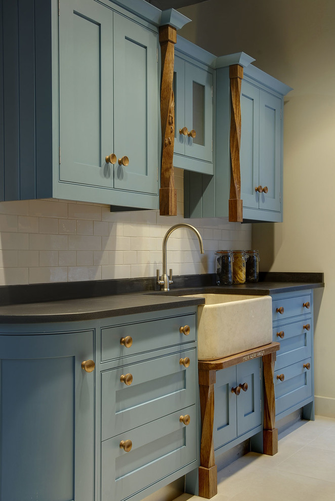 Landhaus Küche mit Quarzwerkstein-Arbeitsplatte, Küchenrückwand in Weiß und Rückwand aus Keramikfliesen in London