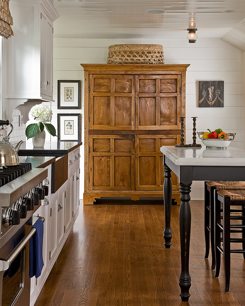 Klassische Küche mit Küchengeräten aus Edelstahl, Landhausspüle und Mauersteinen in Boston