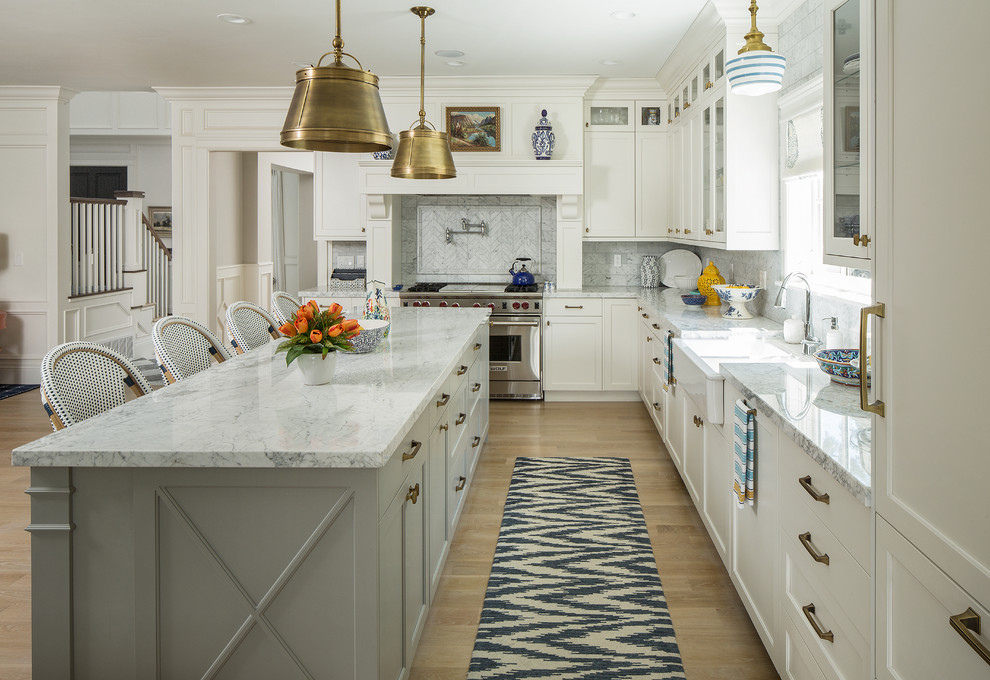 Klassische Küche in grau-weiß in L-Form mit Landhausspüle, Schrankfronten im Shaker-Stil, weißen Schränken, Küchenrückwand in Grau, Küchengeräten aus Edelstahl, hellem Holzboden und Kücheninsel in Salt Lake City