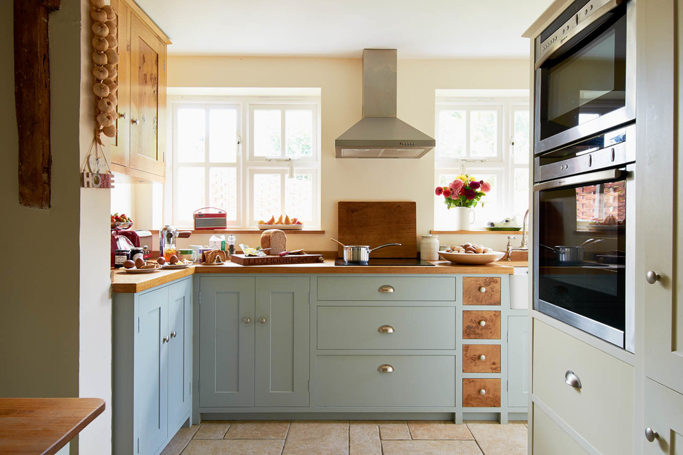 Immagine di una piccola cucina country con lavello stile country, ante in stile shaker, top in legno e ante in legno scuro