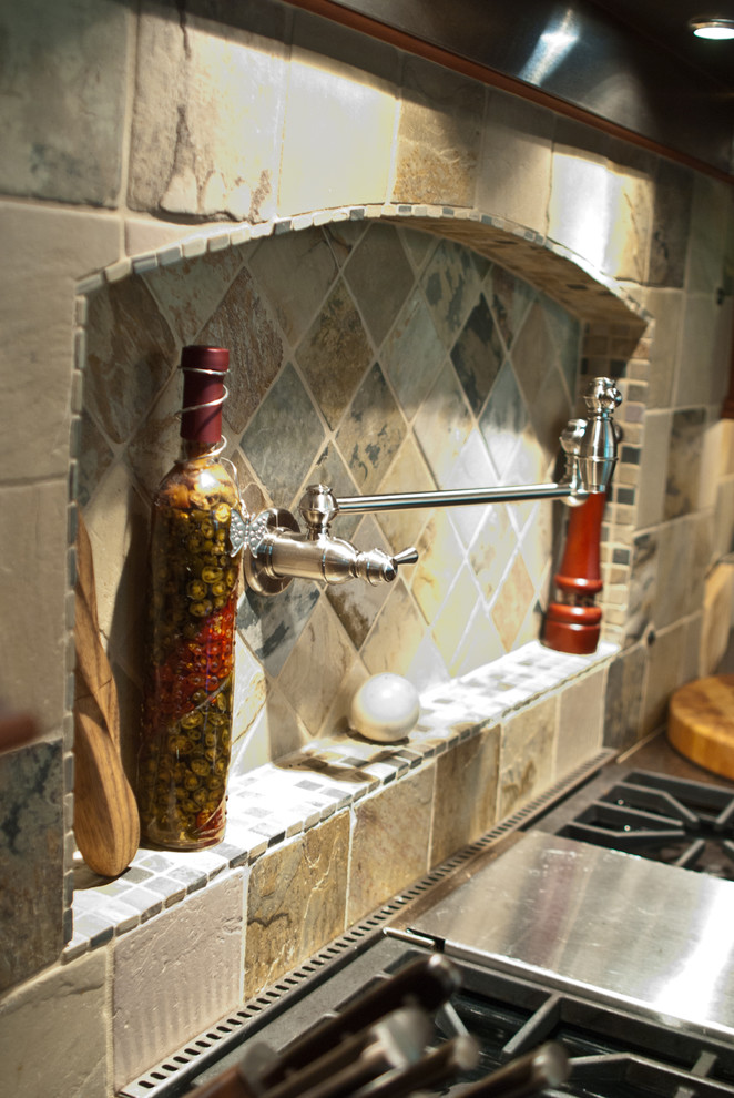 Diseño de cocina rústica con encimera de granito, salpicadero de azulejos de cerámica, electrodomésticos de acero inoxidable y suelo de madera clara