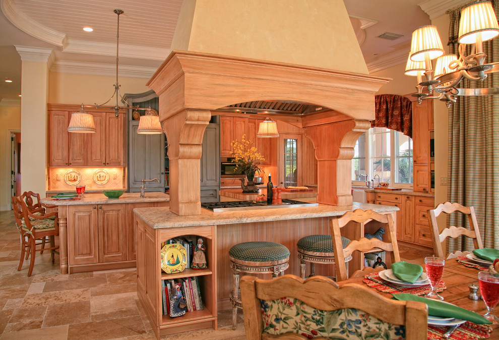 Пример оригинального дизайна: кухня с обеденным столом, фасадами с выступающей филенкой и фасадами цвета дерева среднего тона