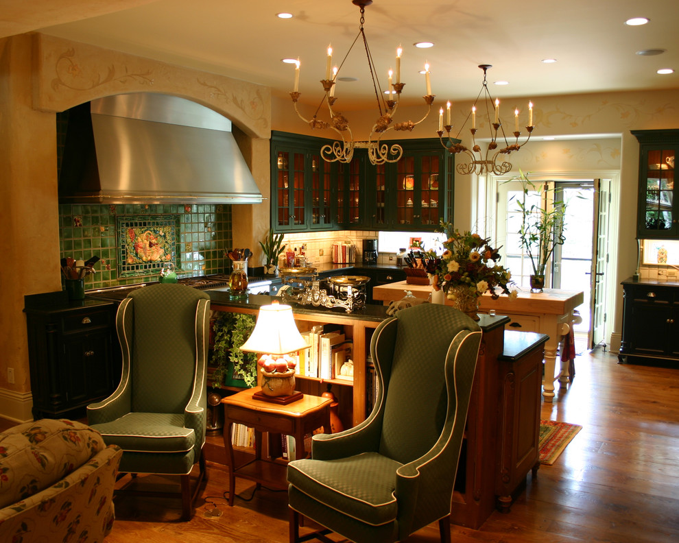 Foto på ett vintage kök med öppen planlösning, med luckor med glaspanel, träbänkskiva, gröna skåp och grönt stänkskydd