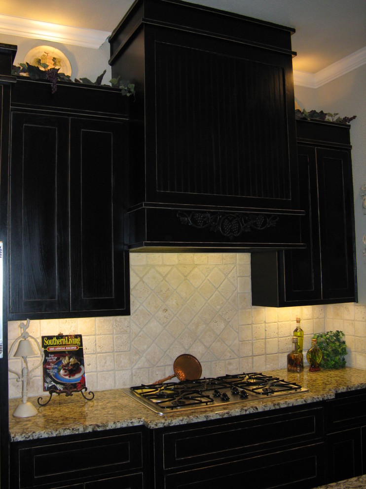 Example of a classic kitchen design in Dallas