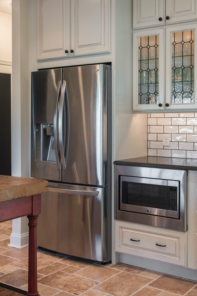 Inspiration for a mid-sized timeless kitchen remodel in Wilmington