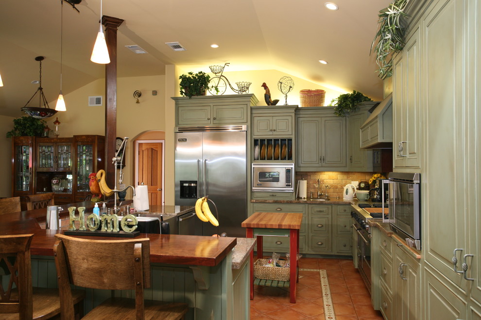 This is an example of a rural kitchen in Orange County.