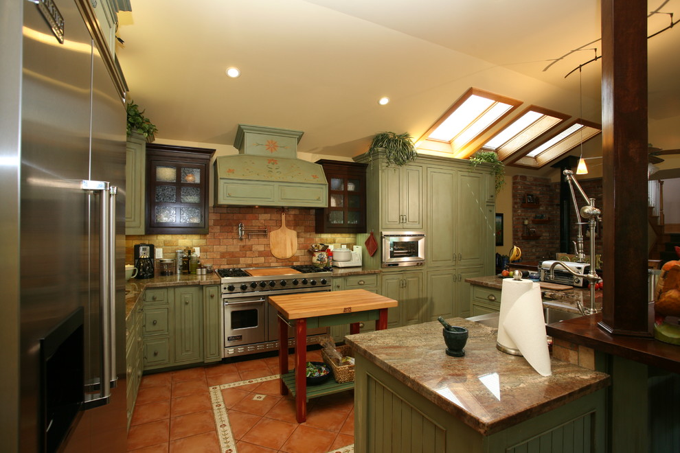 This is an example of a farmhouse kitchen in Orange County.