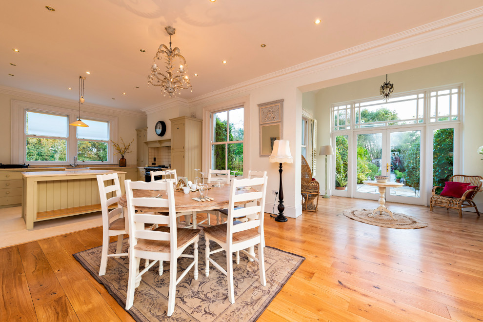 Example of a classic dining room design in Dublin