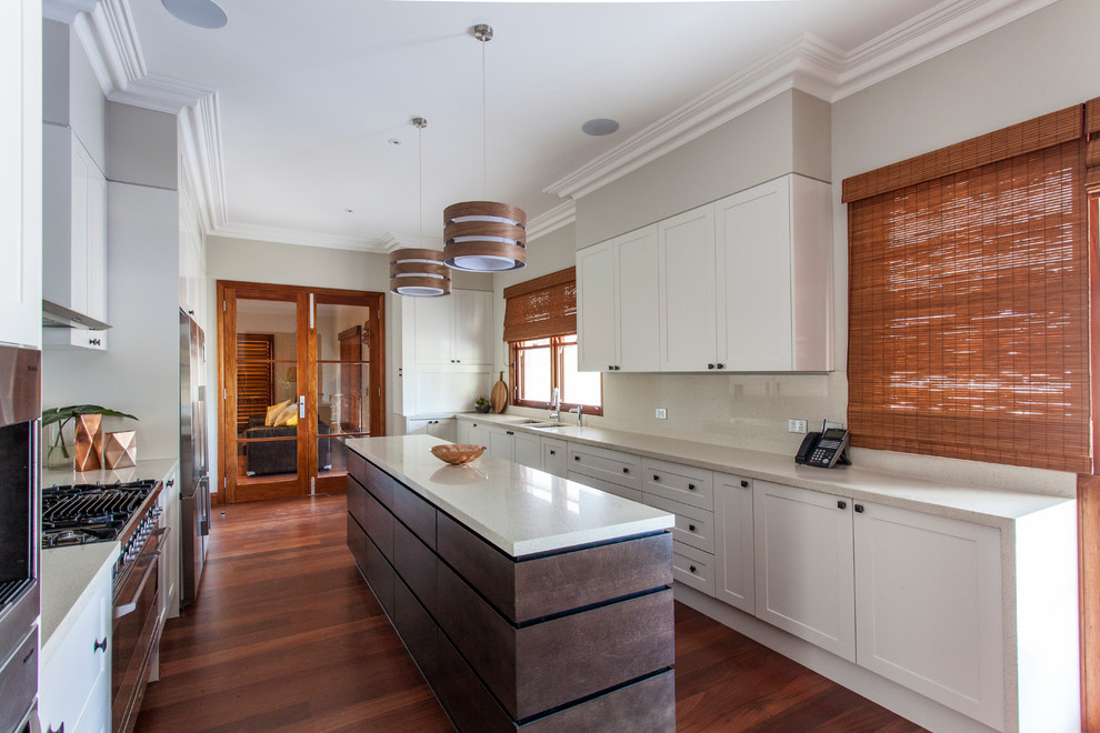 Geschlossene, Zweizeilige Klassische Küche mit Doppelwaschbecken, Schrankfronten im Shaker-Stil, weißen Schränken, braunem Holzboden und Kücheninsel in Sydney
