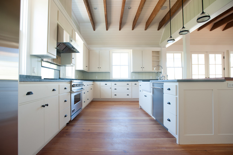 Exempel på ett stort lantligt kök, med en rustik diskho, vita skåp, granitbänkskiva, grått stänkskydd, integrerade vitvaror och en köksö