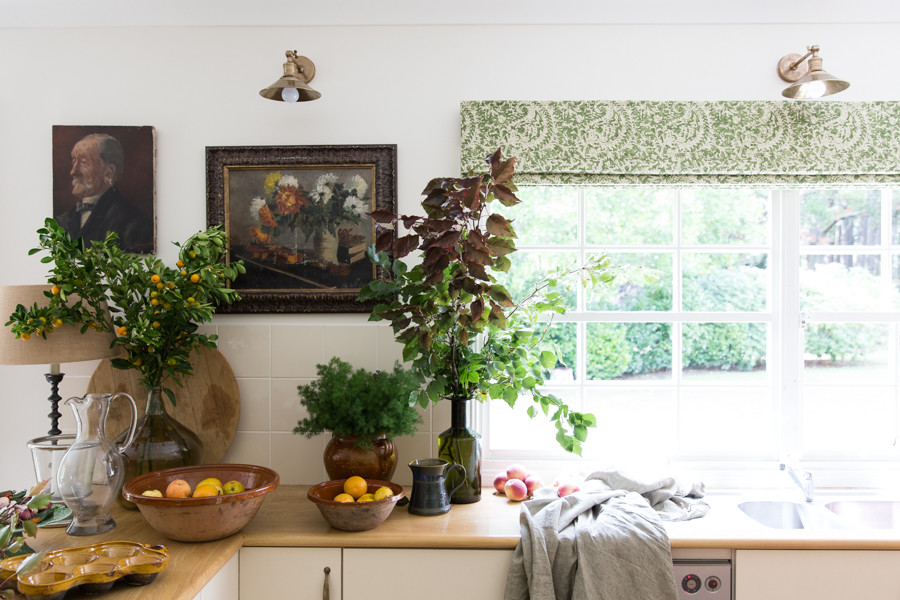 Стильный дизайн: п-образная кухня среднего размера в классическом стиле с обеденным столом в частном доме - последний тренд
