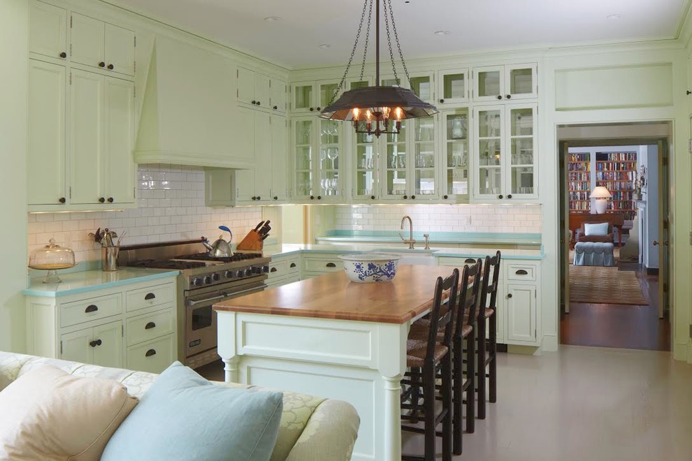Exempel på ett mellanstort klassiskt kök, med en rustik diskho, luckor med infälld panel, vita skåp, bänkskiva i koppar, vitt stänkskydd, stänkskydd i tunnelbanekakel, rostfria vitvaror, klinkergolv i keramik, en köksö och beiget golv